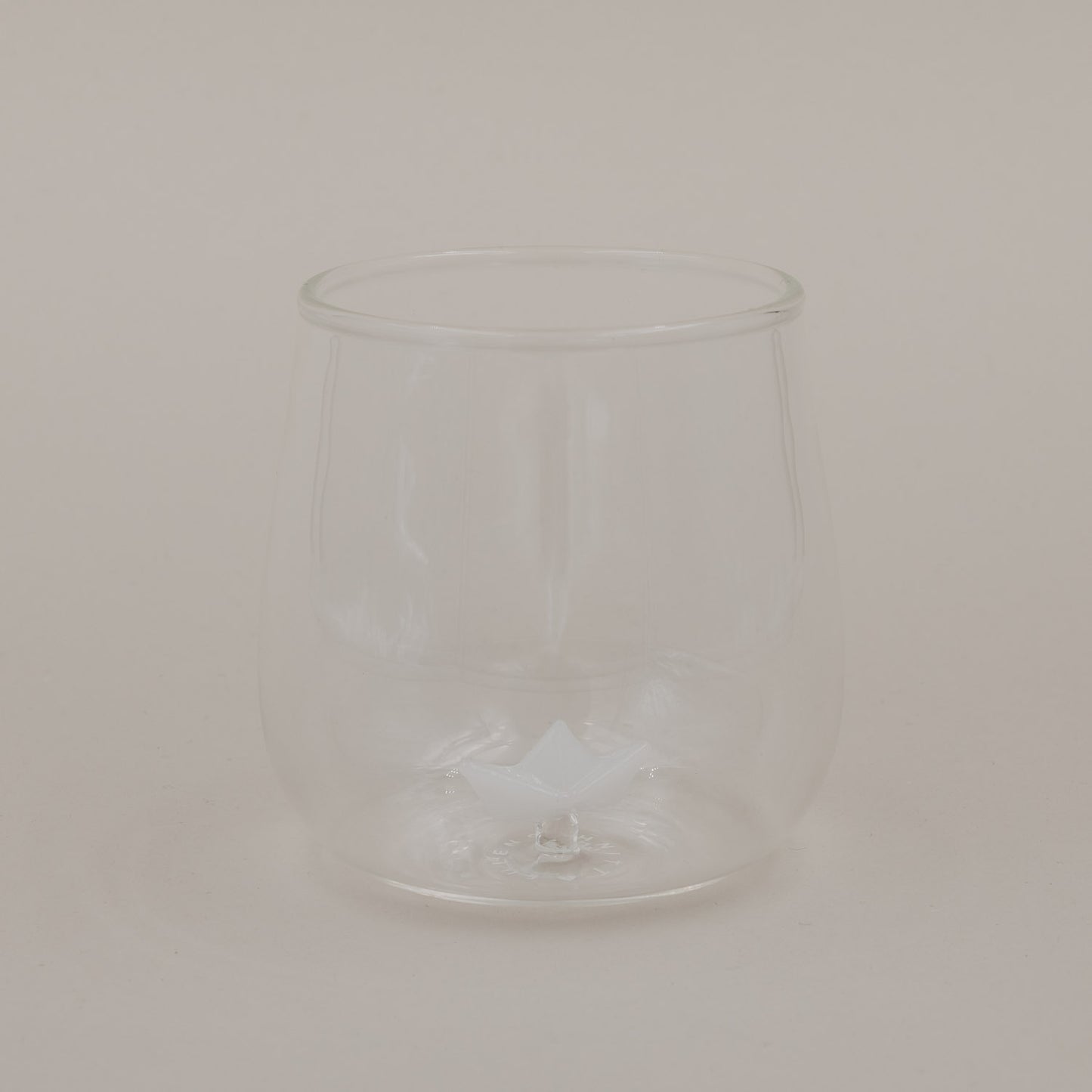 Freigestelltes Trinkglas mit Papierboot Motiv, modernes Glas für Wasser und Getränke
