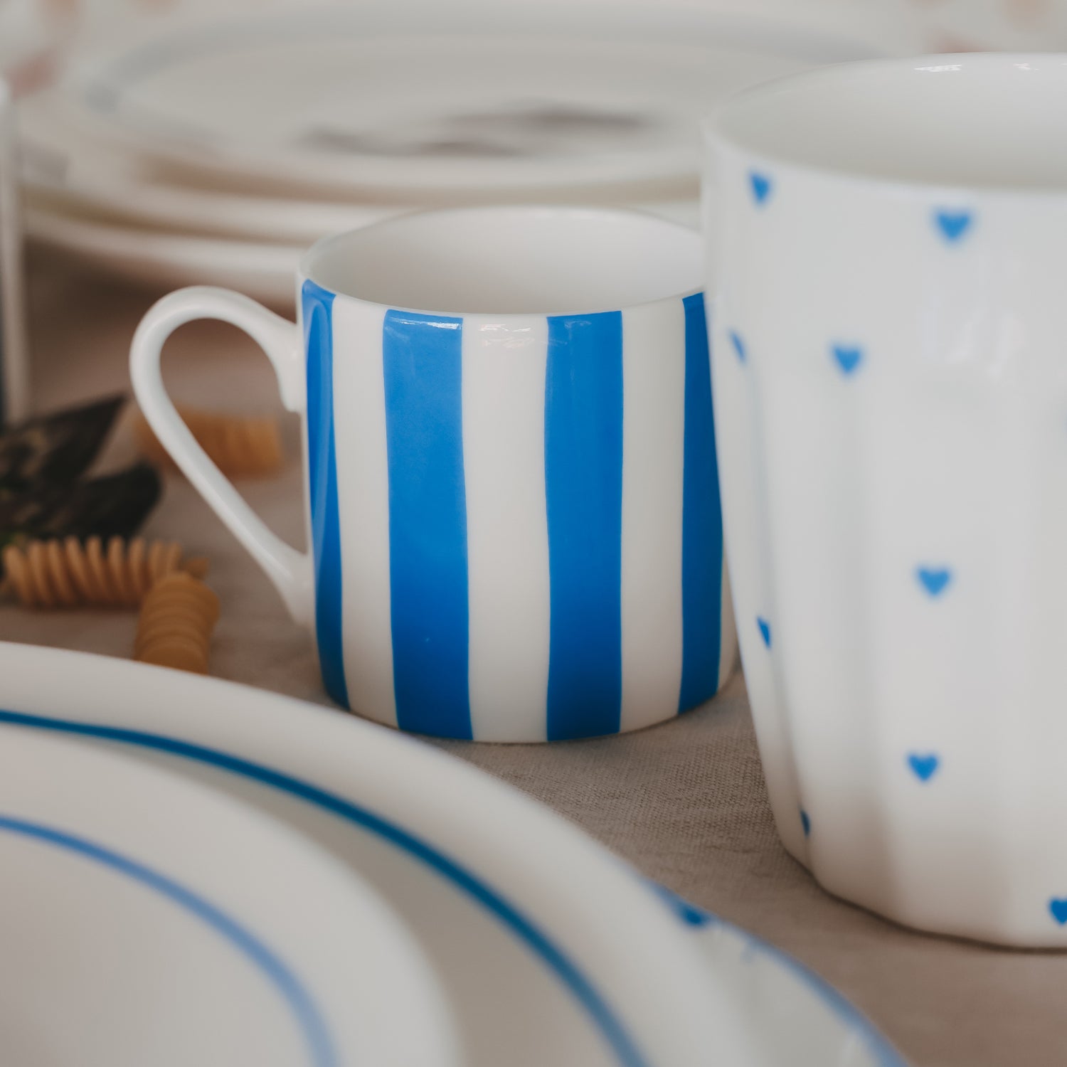 Fine Bone Tasse hellblau gestreift – klein