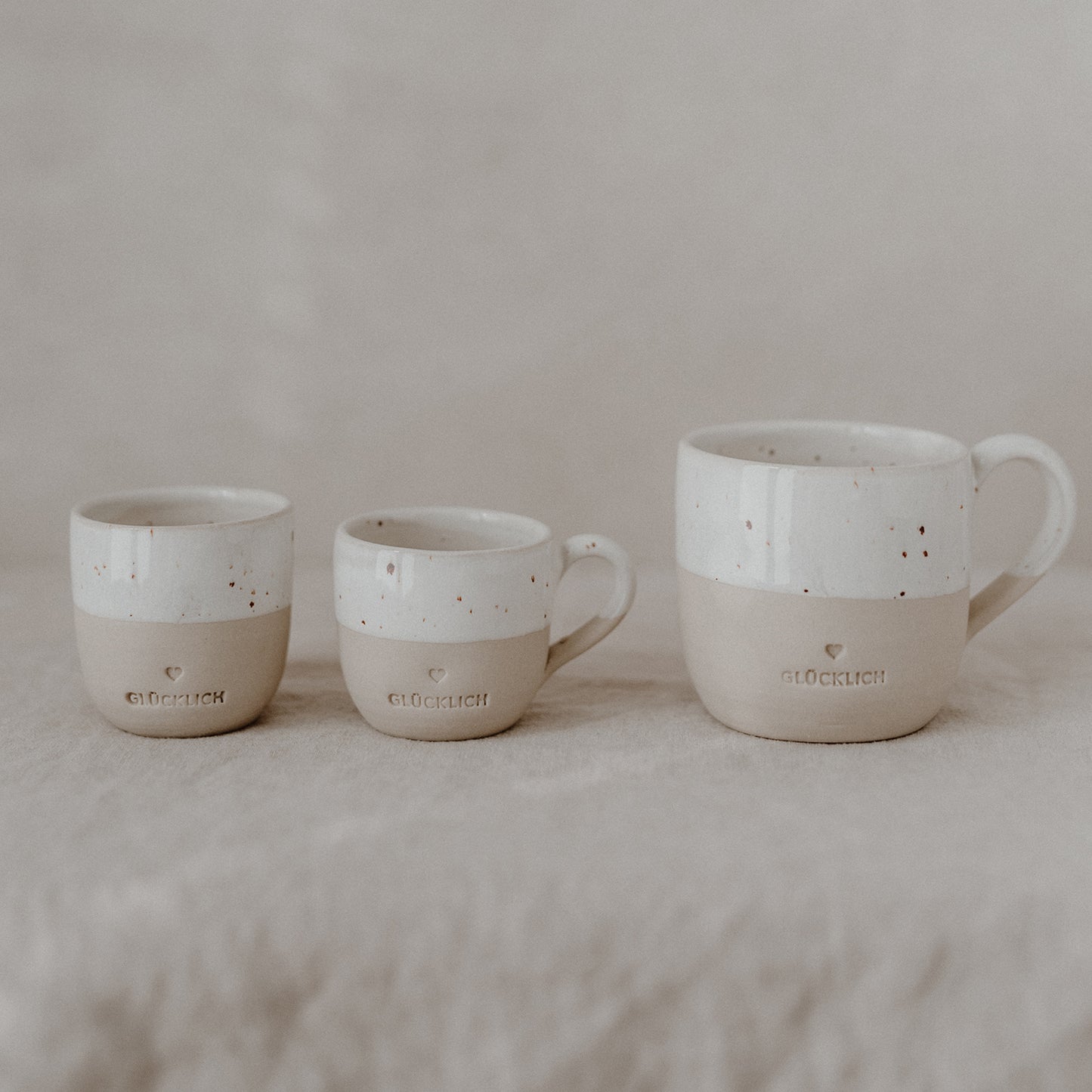 Petite tasse de cappuccino heureuse