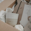 Steingutbecher Cozy in Geschenkbox mit Holzbrett und Deko