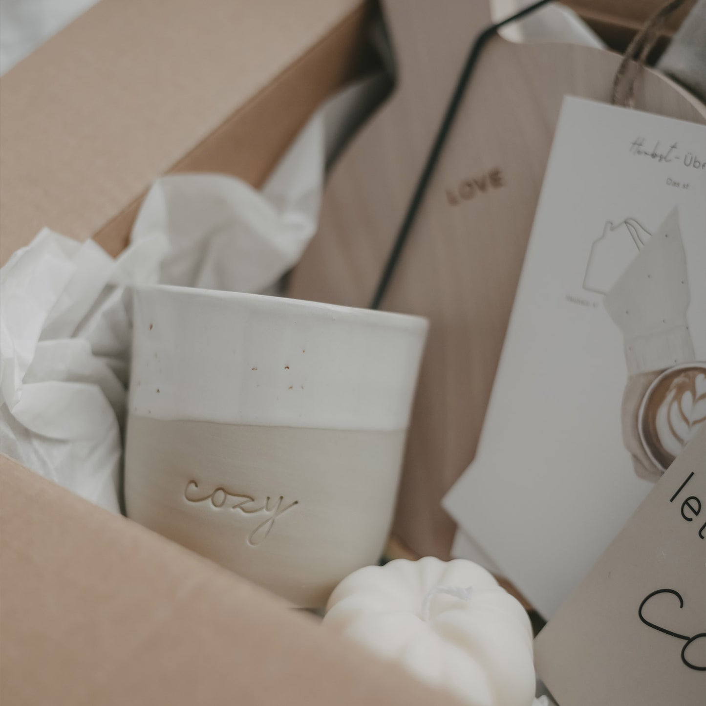 Steingutbecher Cozy in Geschenkbox mit Holzbrett und Deko