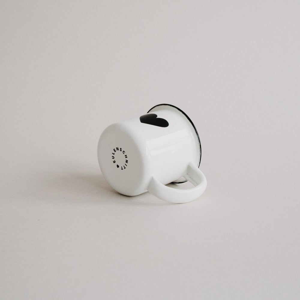 Emaille Espressotasse Herz seitlich liegend, mit Eulenschnitt Logo – charmantes Detail in Schwarz-Weiß.