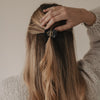 Frau fixiert Frisur mit der Haarspange klein Herz Night im Alltag