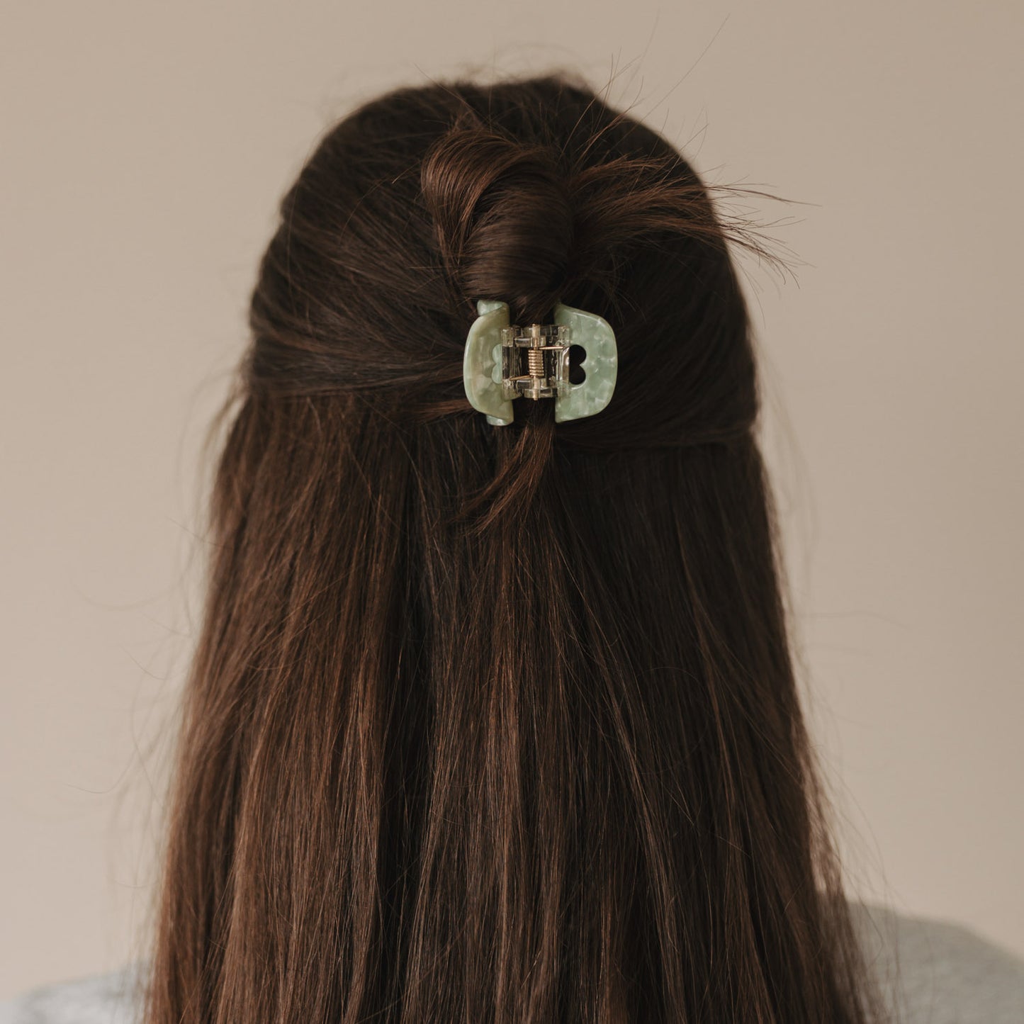 Frontalansicht der Haarspange klein Herz jade im dunklen Haar – stilvoller Halt für Half-Up-Frisuren.