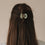 Frontalansicht der Haarspange klein Herz jade im dunklen Haar – stilvoller Halt für Half-Up-Frisuren.