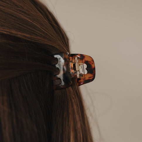 Haarspange klein Herz Amber im Half-Up auf braunem Haar, Fokus auf marmorierte Optik und Herz-Ausschnitt.