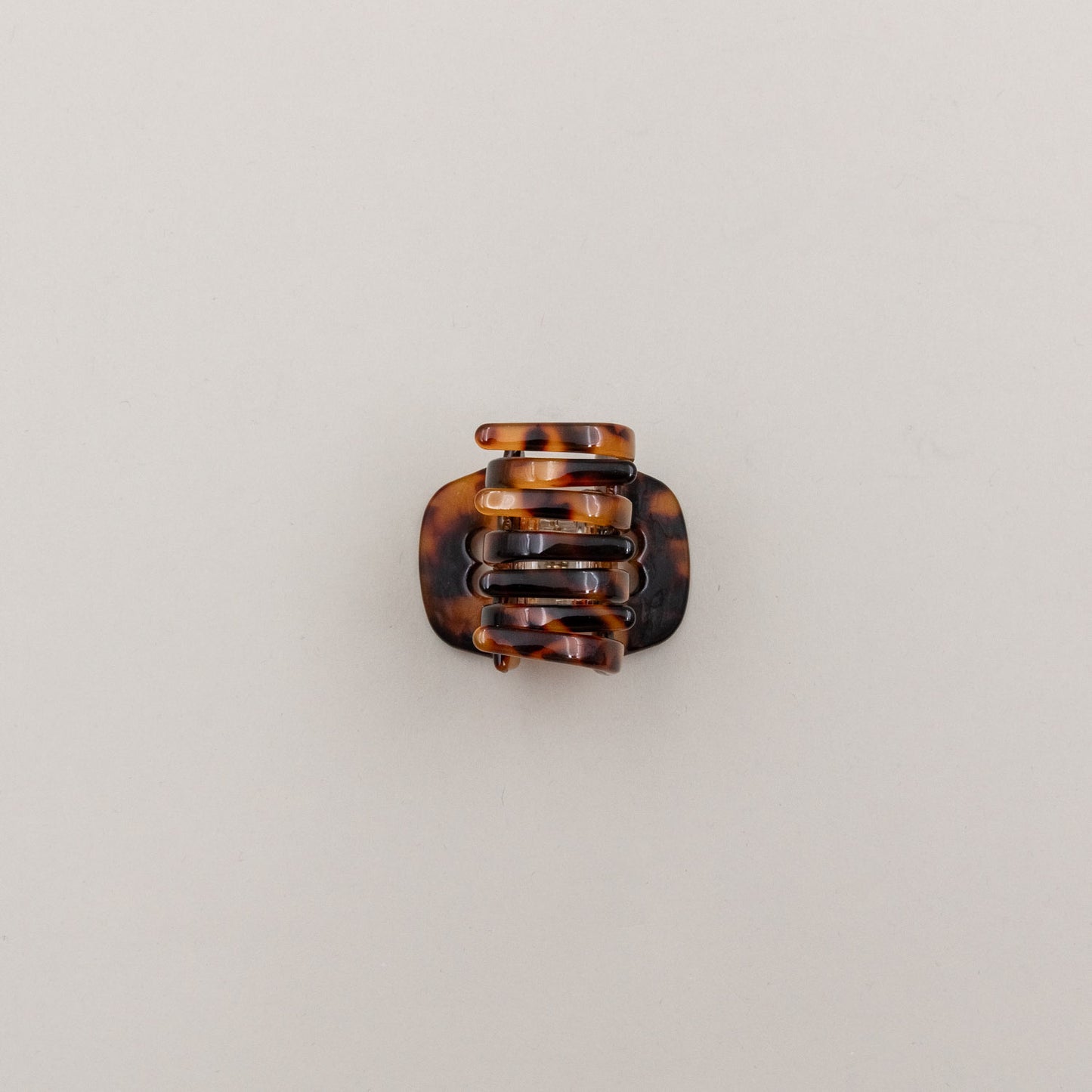 Kleine Haarspange in Amber mit Herzmotiv, Ansicht von oben