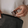 Kleine Haarspange Herz Amber wird in schwarze Kosmetiktasche gepackt