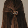 Kleine Haarspange Herz Amber fixiert Half-Up-Frisur von hinten