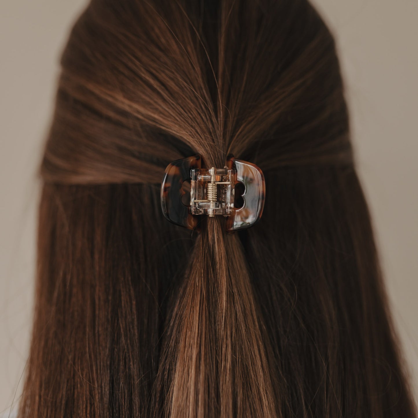 Kleine Haarspange Herz Amber fixiert Half-Up-Frisur von hinten