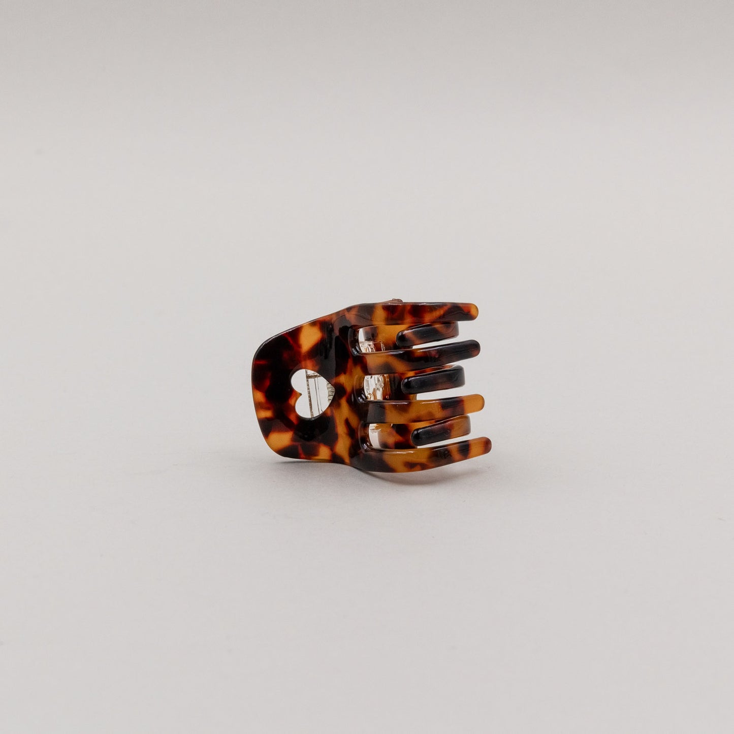 Seitliche Ansicht der kleinen Haarspange in Amber-Design mit ausgestanztem Herz