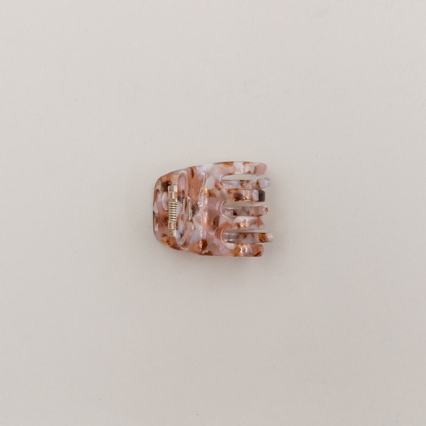Marmorierte Haarspange Herz Almond von oben, zeigt sanfte Mandel- und Rosétöne