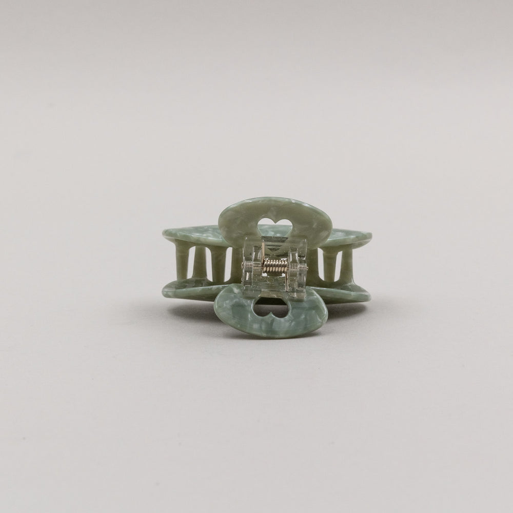 Haarspange Jade, Frontalansicht geschlossen, Fokus auf Herzdetail und stabilem Verschlussmechanismus