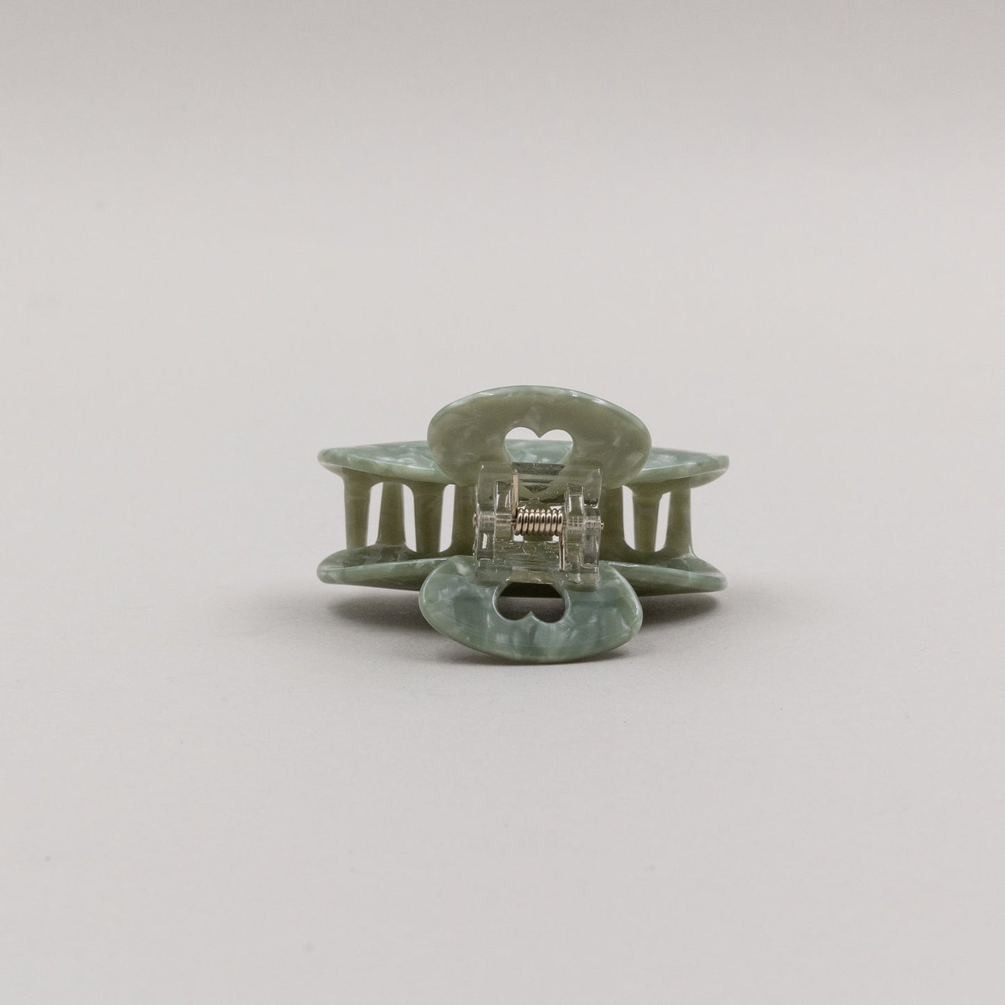 Haarspange Jade, Frontalansicht geschlossen, Fokus auf Herzdetail und stabilem Verschlussmechanismus