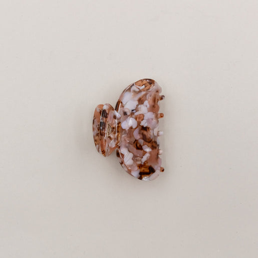 Draufsicht auf große Haarspange Herz Almond mit detailreicher, mandelfarbener Marmorierung.