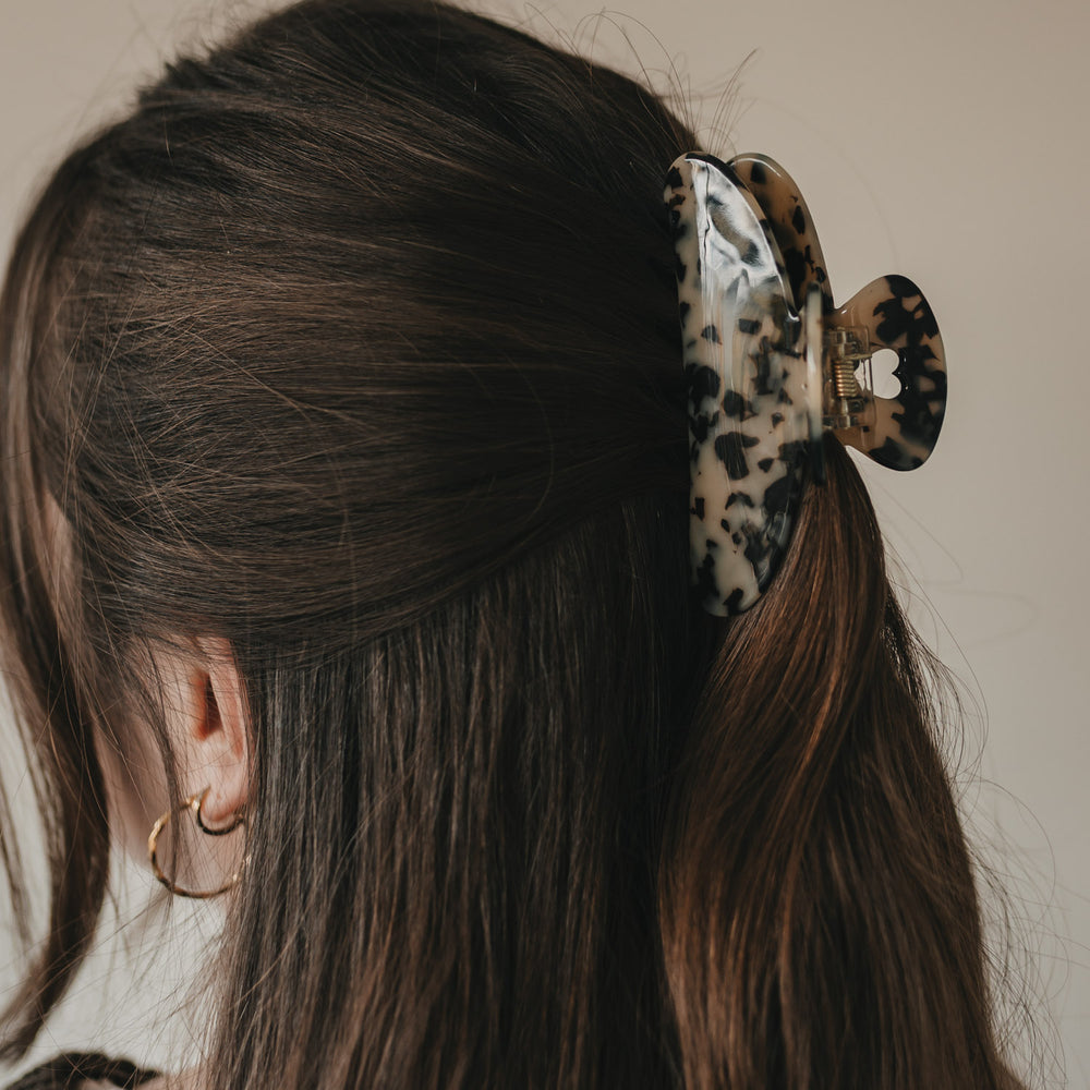 Detailaufnahme der Haarspange Maxi Herz Leo im Haar, mit ausgestanztem Herz.