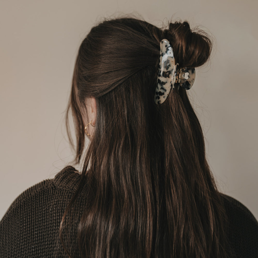 Haarspange Maxi Herz Leo fixiert einen Half-Bun, elegantes Leo-Design im Einsatz.