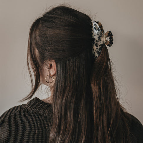 Haarspange Maxi Herz Leo im halboffenen Haar getragen, stilvolles Leo-Muster.