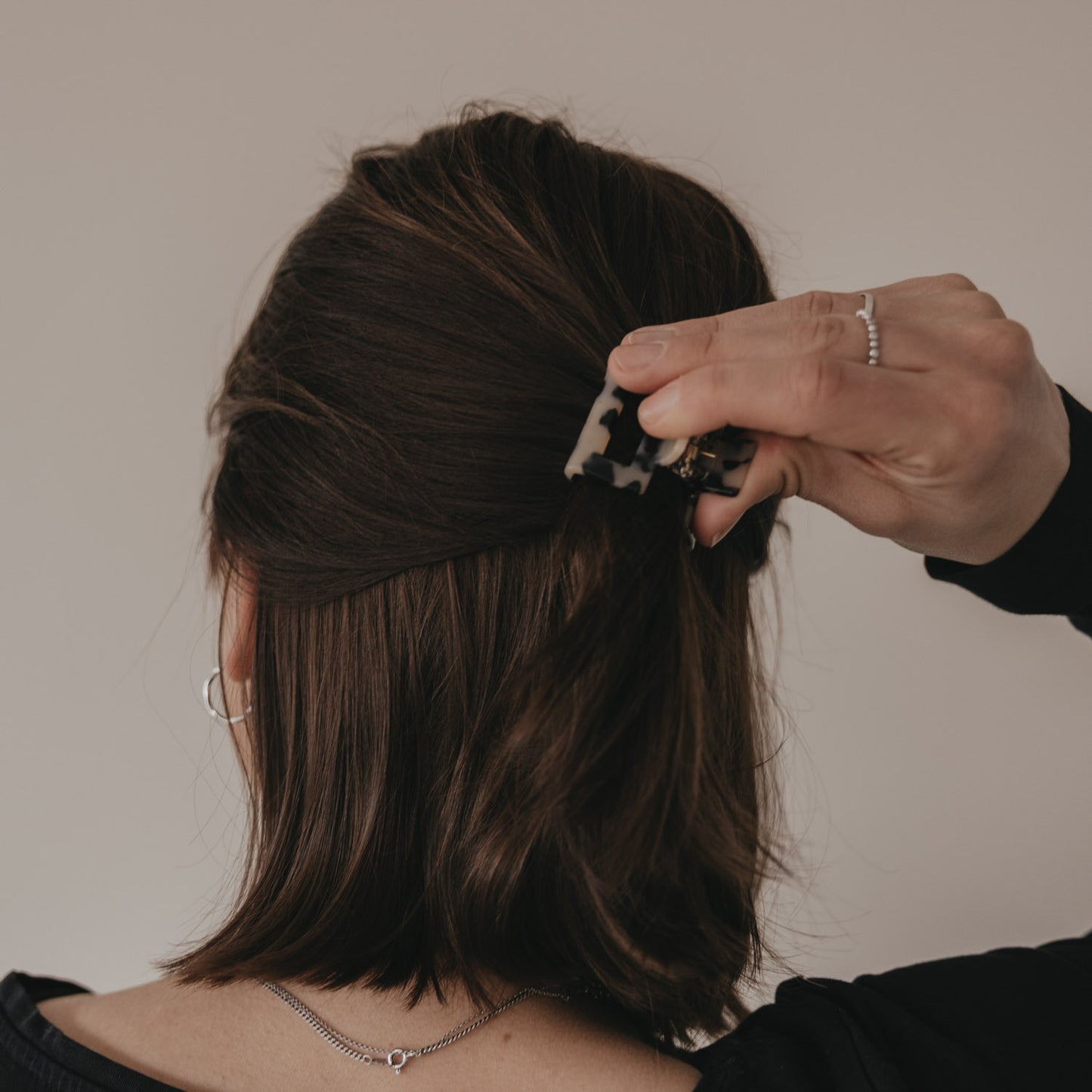 Hand befestigt kleine eckige Haarspange in Leo-Optik im Haar