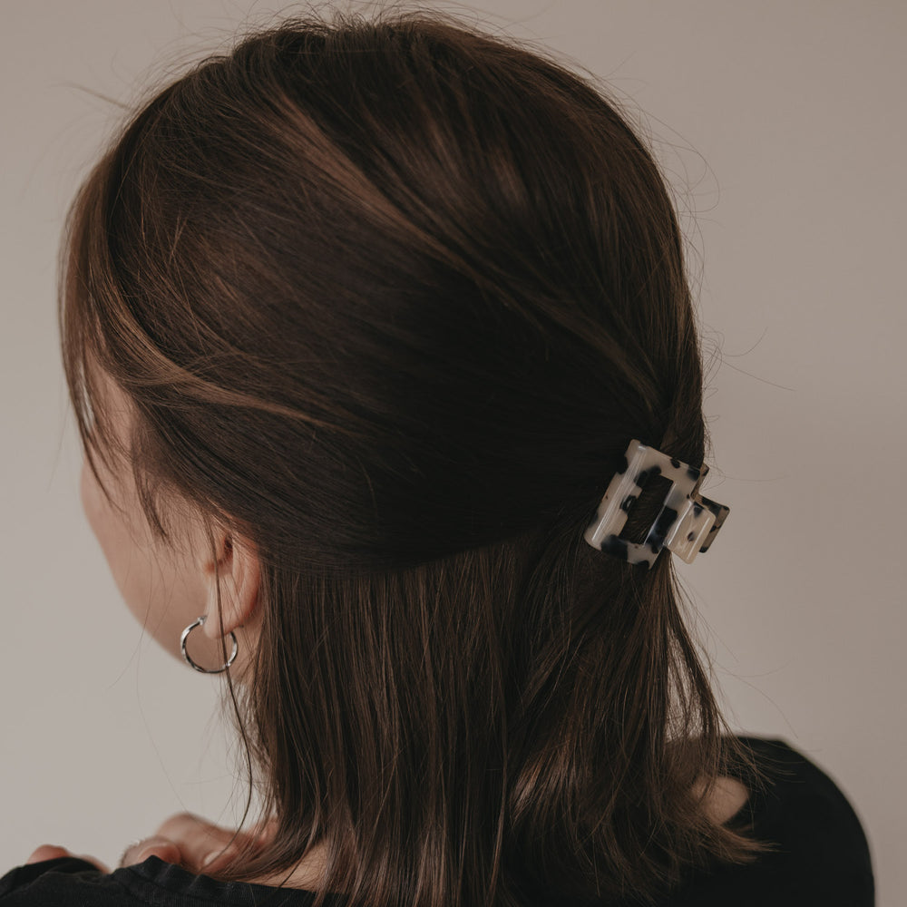 Kleine eckige Haarspange Leo im braunen Haar von hinten getragen