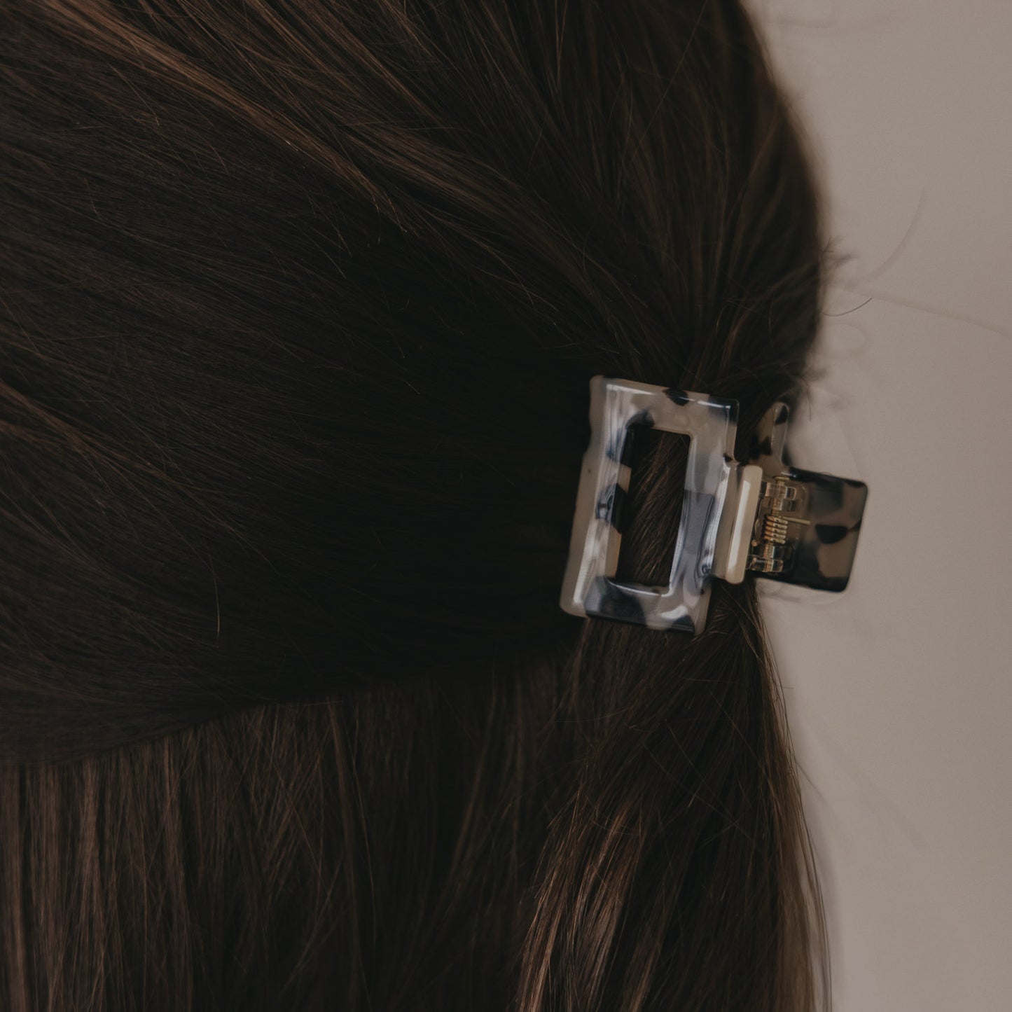 Detail der kleinen eckigen Haarspange in Leo-Optik im Haar