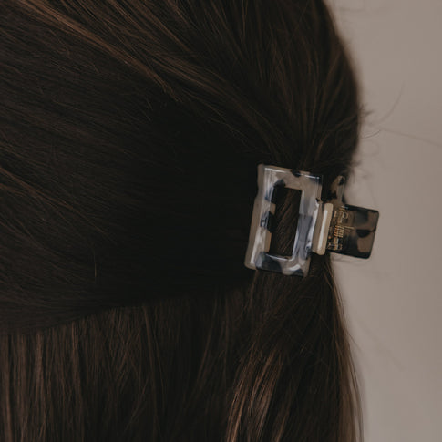 Detail der kleinen eckigen Haarspange in Leo-Optik im Haar