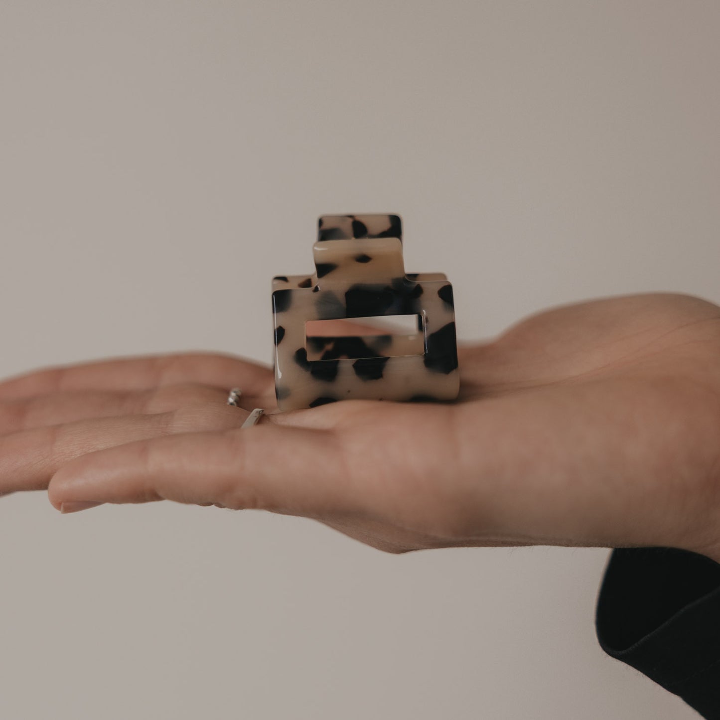 Kleine eckige Haarspange im Leo-Design auf der Hand präsentiert
