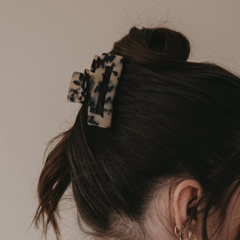 Detail der großen Haarspange Leo eckig im Dutt mit braunem Haar