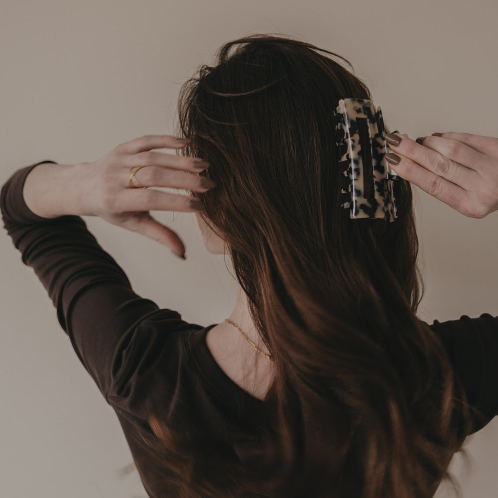 Große Haarspange Leo eckig im offenen Haar von hinten getragen