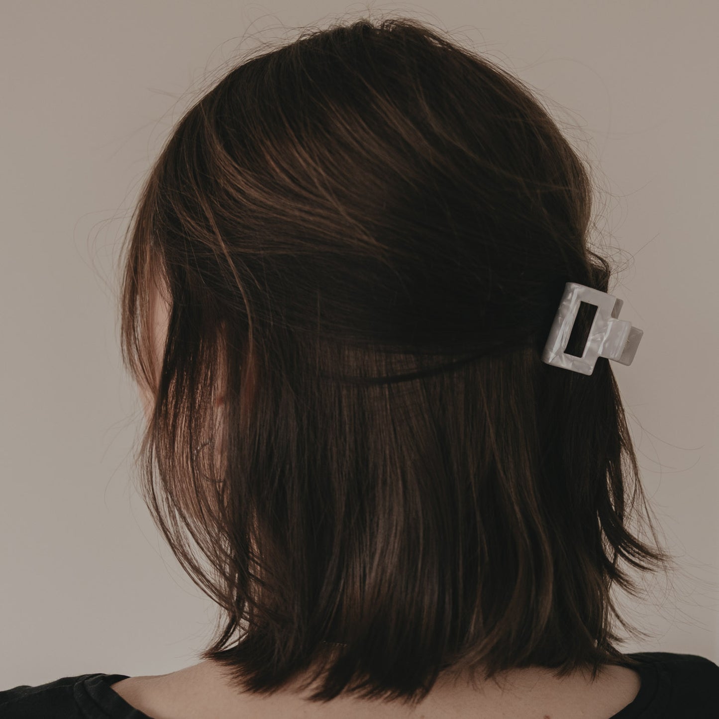 Kleine Haarspange eckig in Perlmutt-Optik hält halboffenes Haar