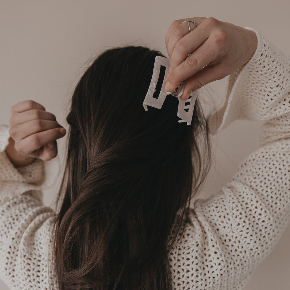 Große Haarspange eckig in Perlmutt-Optik beim Öffnen im Haar