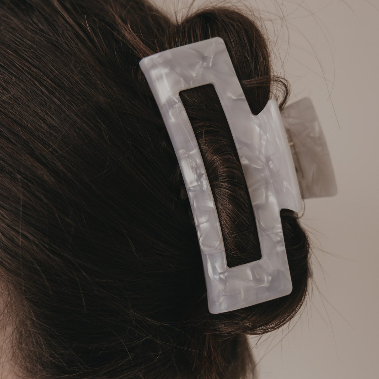 Detail der maxi Haarspange eckig in Perlmutt-Optik im hochgesteckten Haar