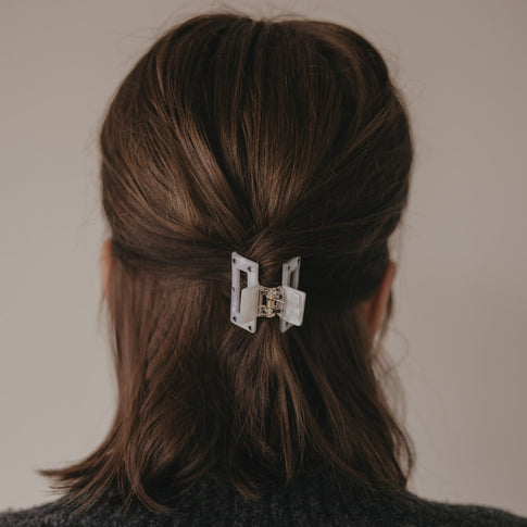 Rückansicht kleine eckige Haarspange mit schwarzen Herzen im braunen Haar