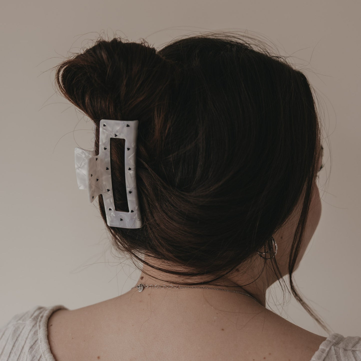 Rückansicht maxi Haarspange eckig mit schwarzen Herzen im hochgesteckten Haar