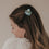 Haarspange Blume mint im Haar von hinten leicht seitlich getragen