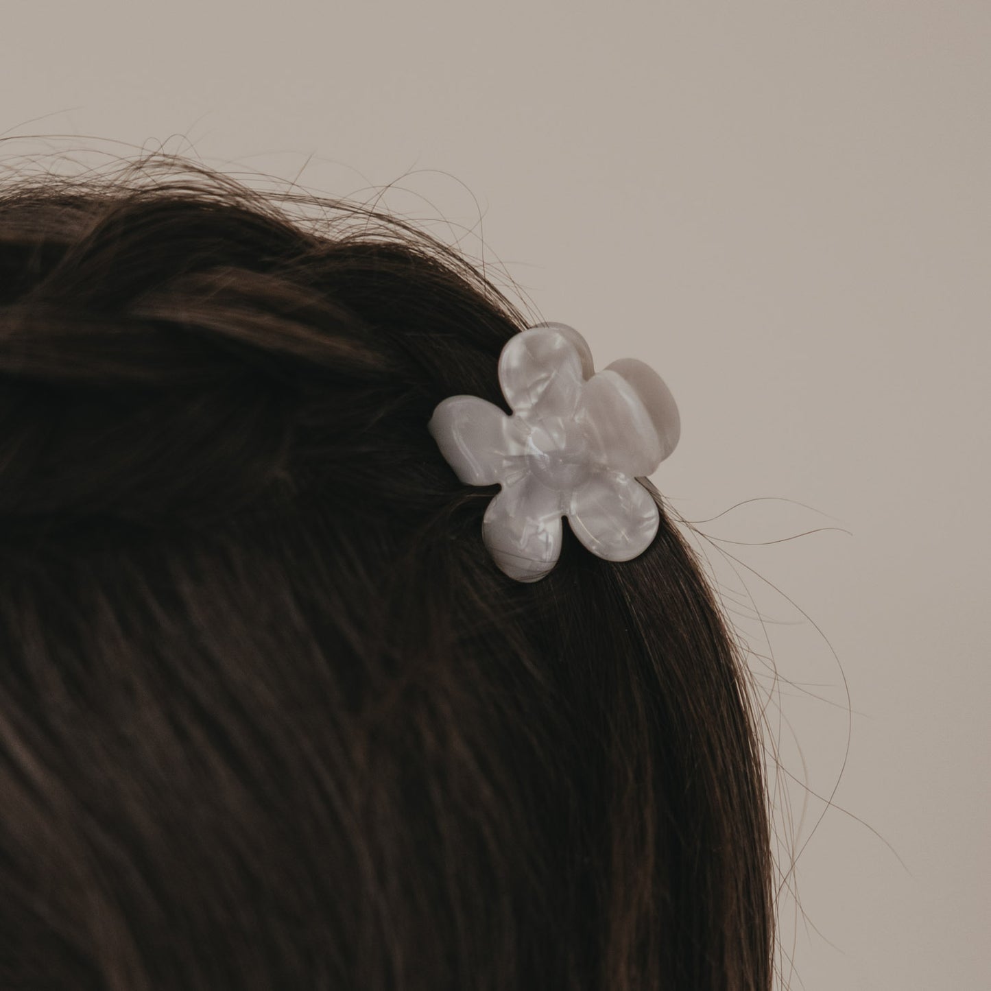 Detail Haarspange Blume in Perlmutt-Optik im Haar mit glänzender Oberfläche