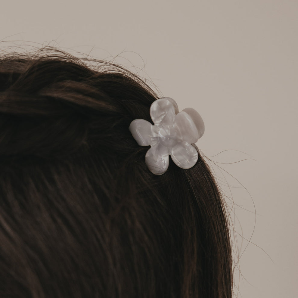 Detail Haarspange Blume in Perlmutt-Optik im Haar mit glänzender Oberfläche