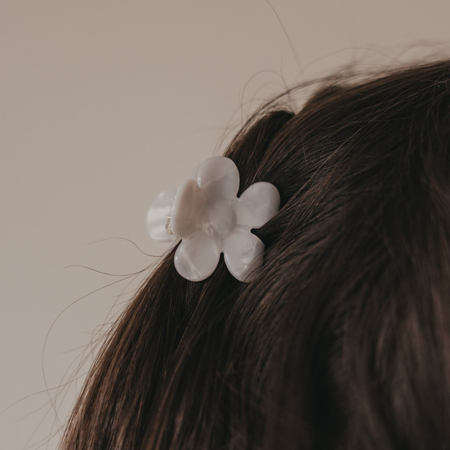 Seitliche Ansicht Haarspange Blume in Perlmutt-Optik im Haar getragen