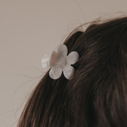 Seitliche Ansicht Haarspange Blume in Perlmutt-Optik im Haar getragen