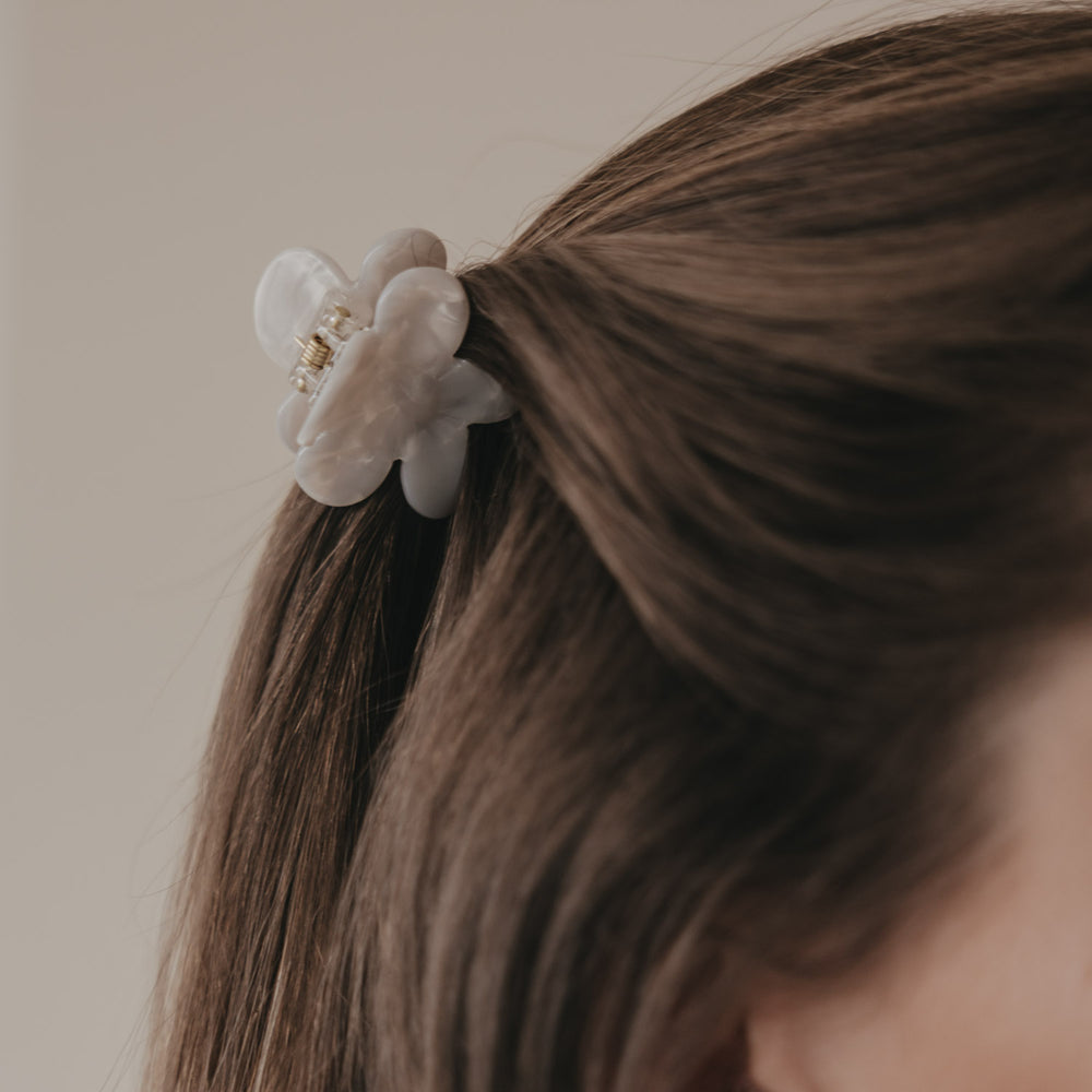 Rückansicht Haarspange Blume in Perlmutt-Optik fixiert halboffenes Haar