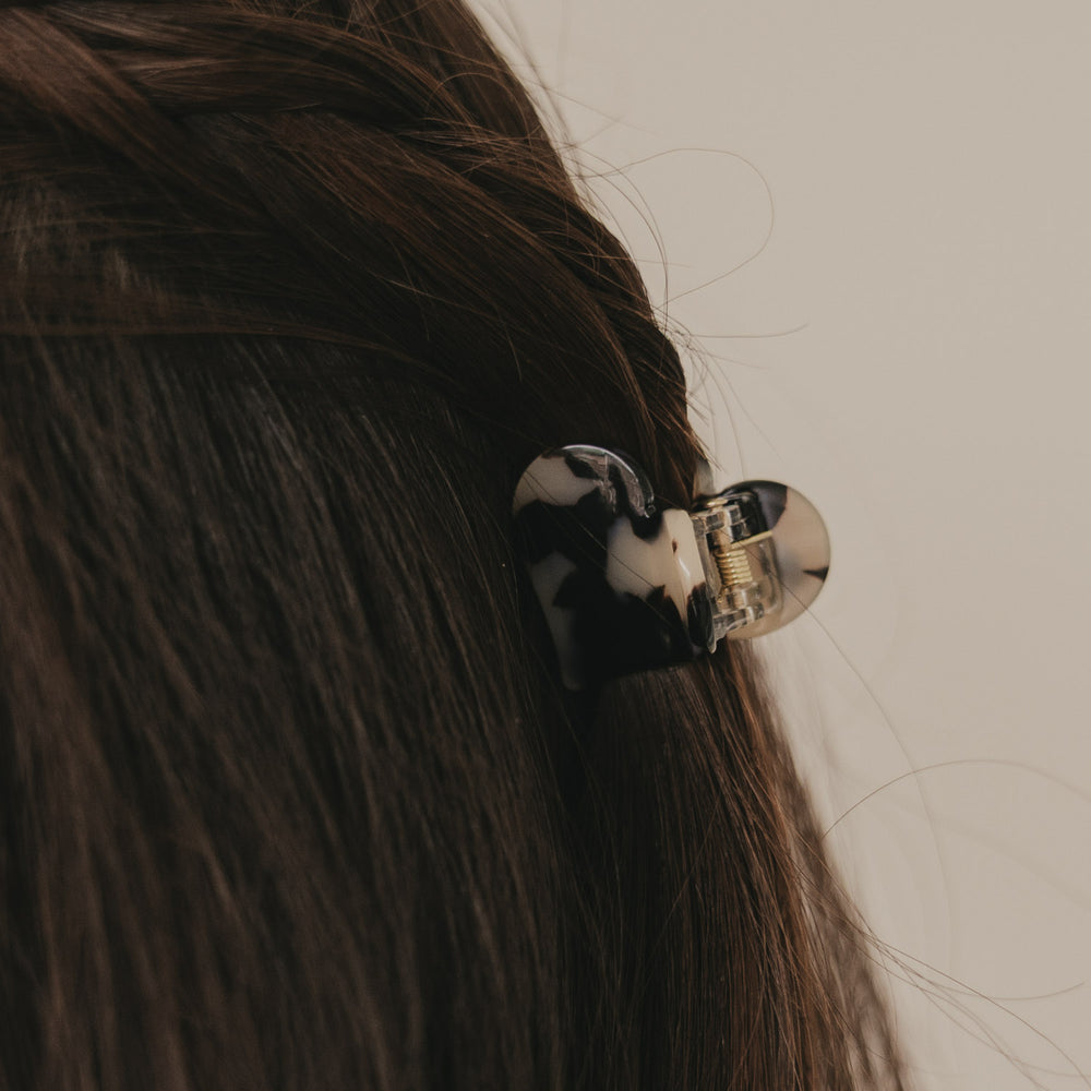 Detail Haarspange Herzform klein im Leo-Design im halboffenen Haar