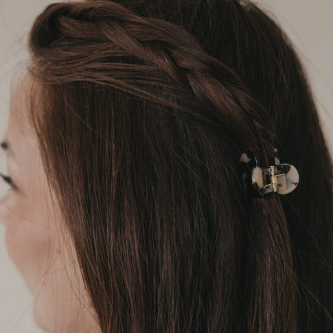 Seitliche Ansicht Frisur mit kleiner Haarspange in Herzform Leo