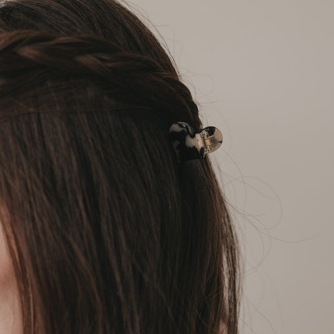 Haarspange Herzform klein Leo hält halboffenes Haar zusammen