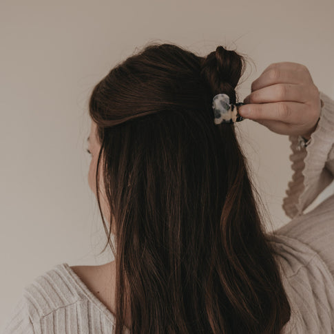 Seitliche Ansicht Frisur mit großer Haarspange in Herzform Leo