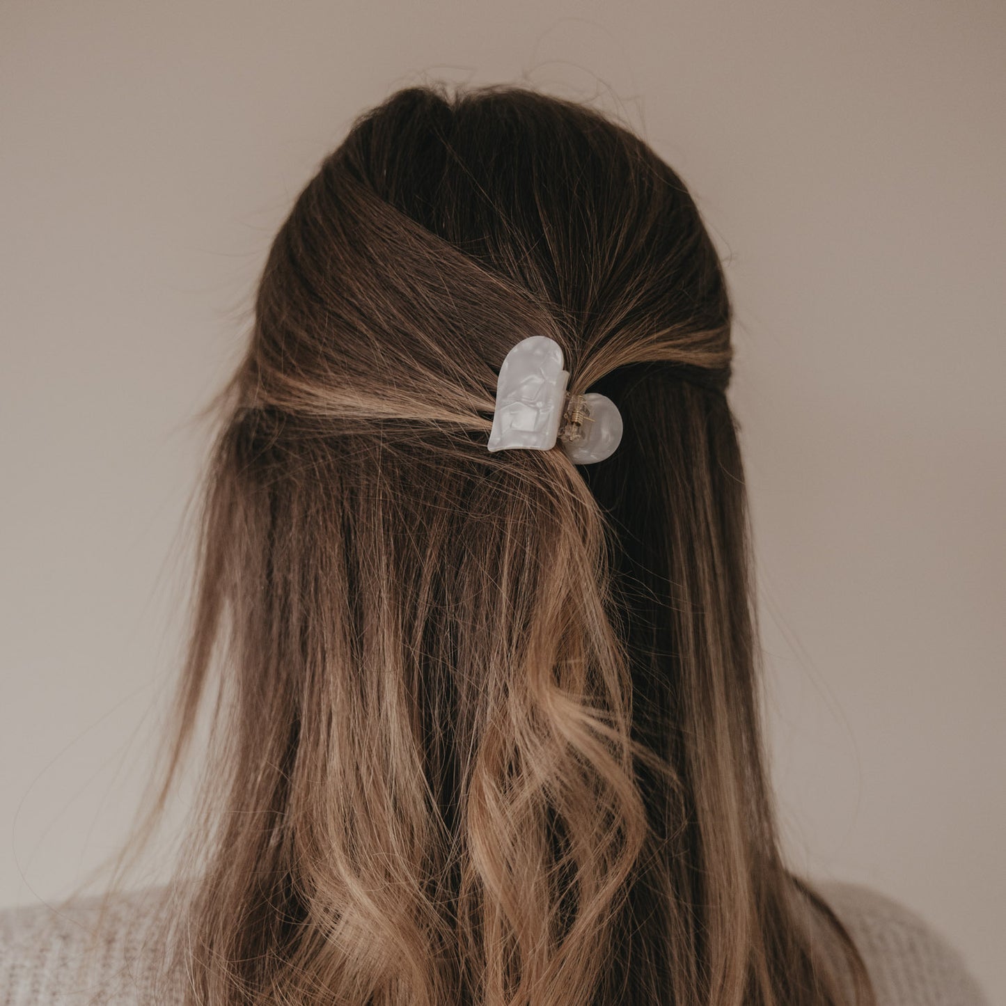 Rückansicht halboffene Frisur mit großer Haarspange Herzform Pearl