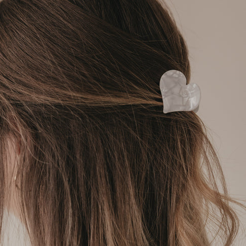 Detail große Haarspange Herzform Pearl im braunen Haar