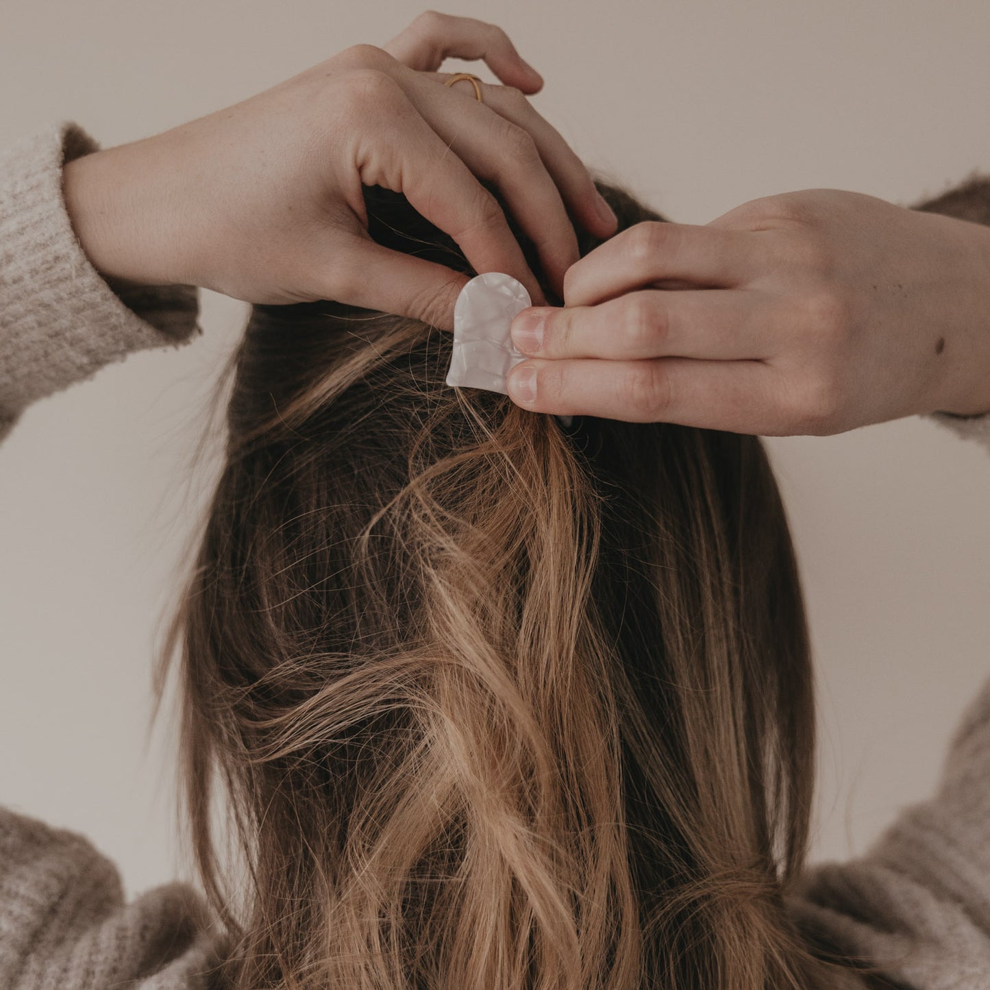 Detail große Haarspange Herzform Pearl im braunen Haar