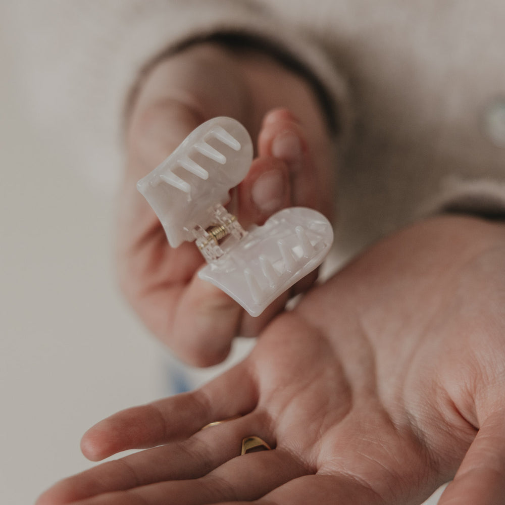 Geöffnete große Haarspange Herzform Pearl mit sichtbarer Klammermechanik