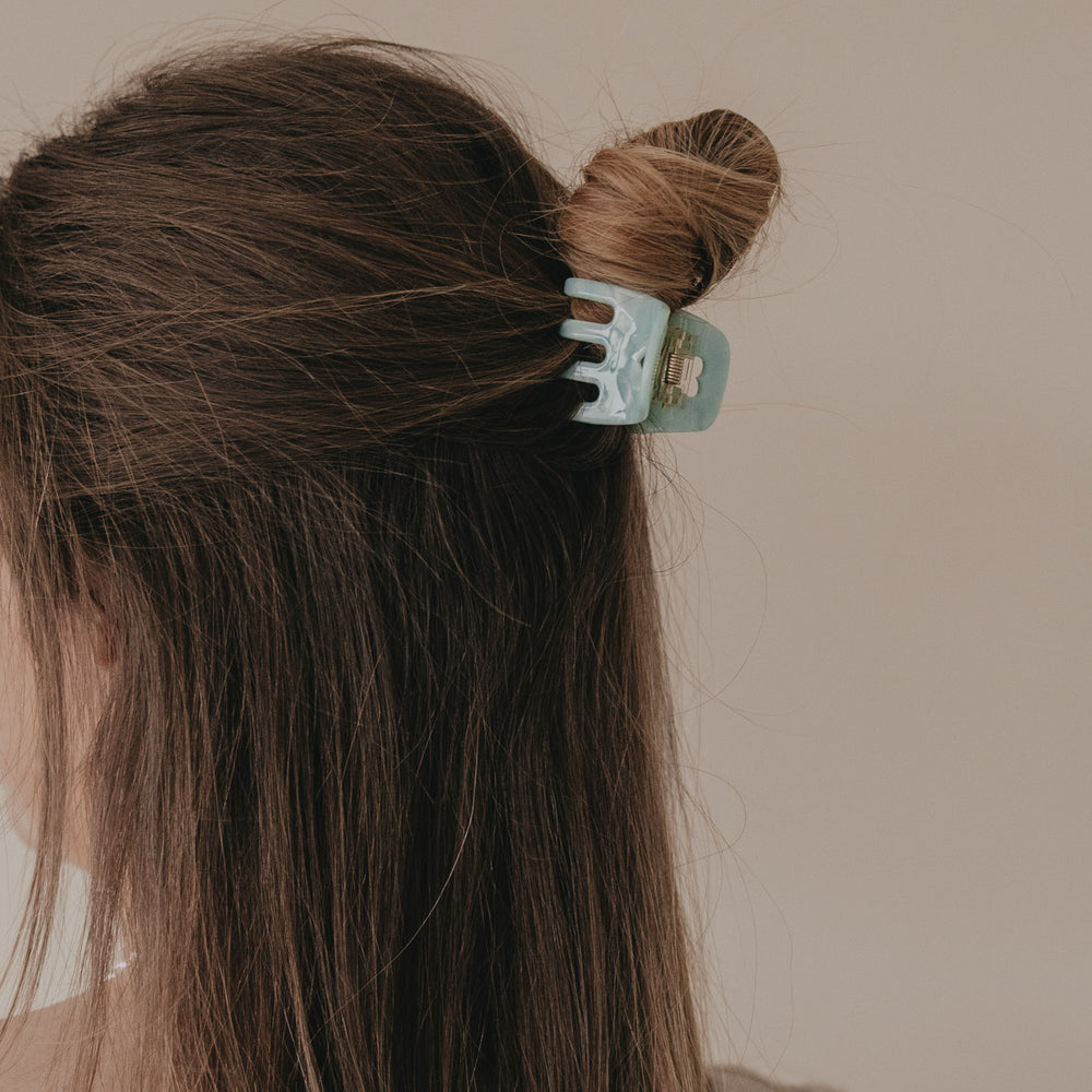 Seitliche Ansicht kleine Haarspange Mint mit Herzdetail im Haar