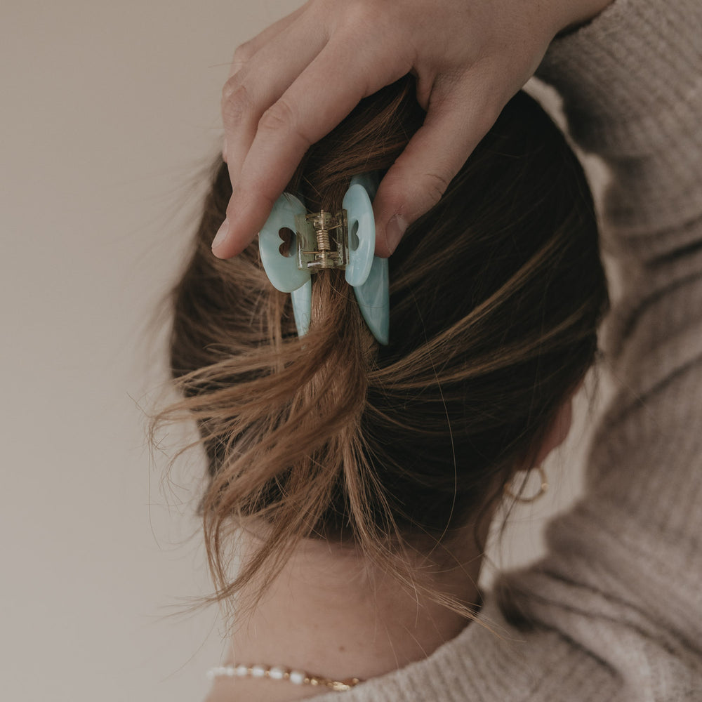 Große Haarspange Mint mit Herzdetail wird im Haar befestigt